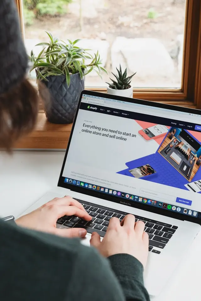 Equipo revisando métricas de rendimiento y SEO de un sitio web