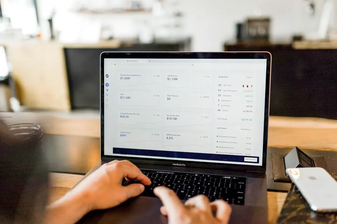 Simple dashboard with indicators and team working in an organized way