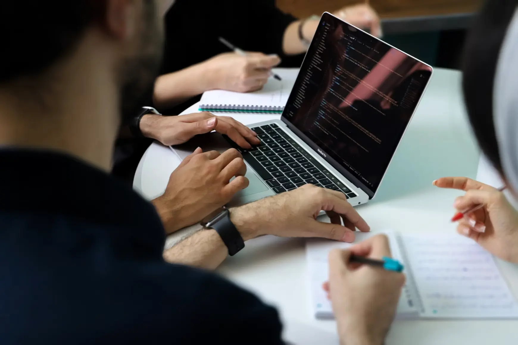 Consultor resolviendo dudas y mostrando resultados a un cliente en reunión