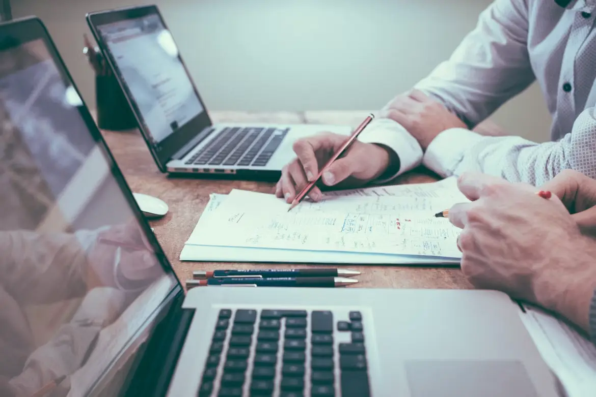 Equipo utilizando un ERP junto con un panel específico desarrollado a medida