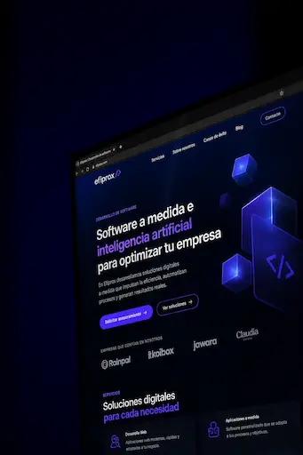 Equipo técnico desarrollando soluciones digitales para empresas