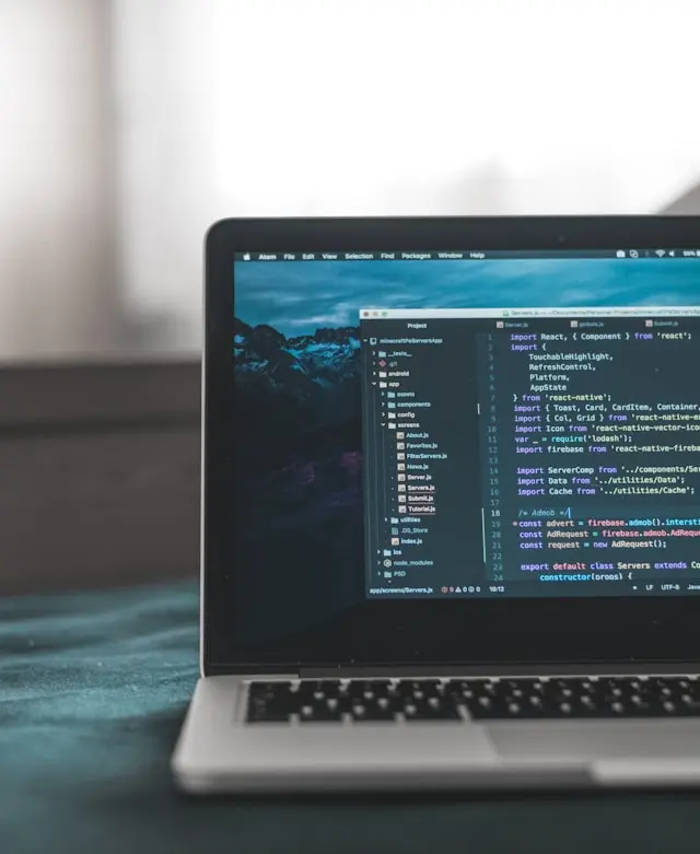 Equipo técnico trabajando en una solución de software a medida para empresa