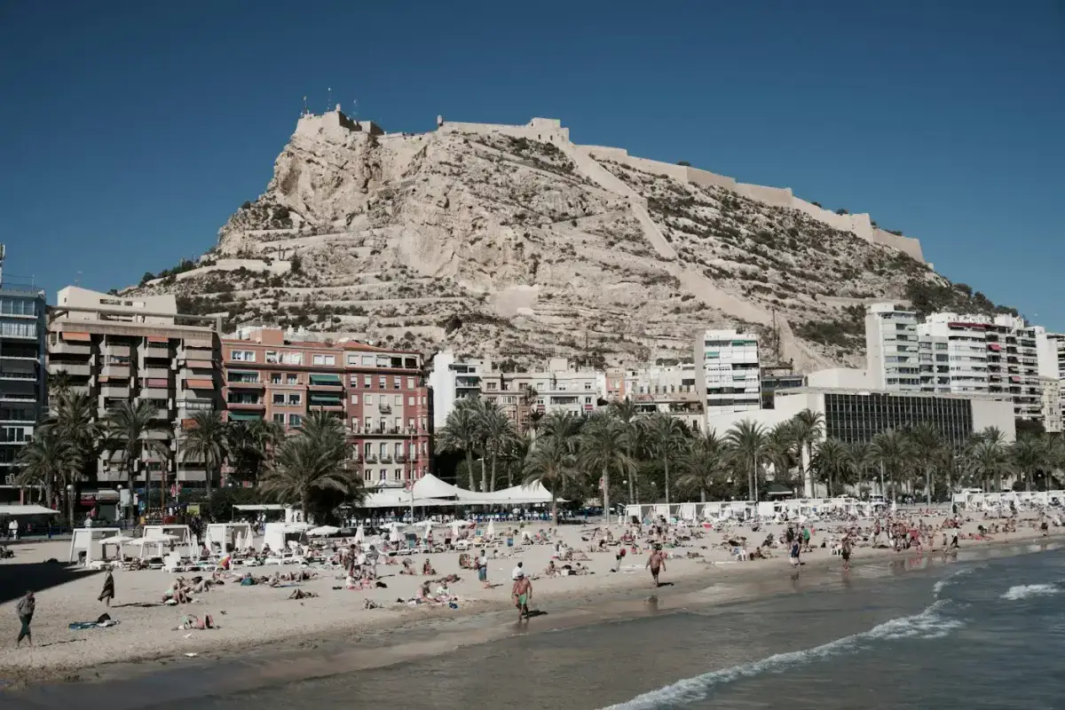 Vista de Alicante con el castillo de Santa Bárbara