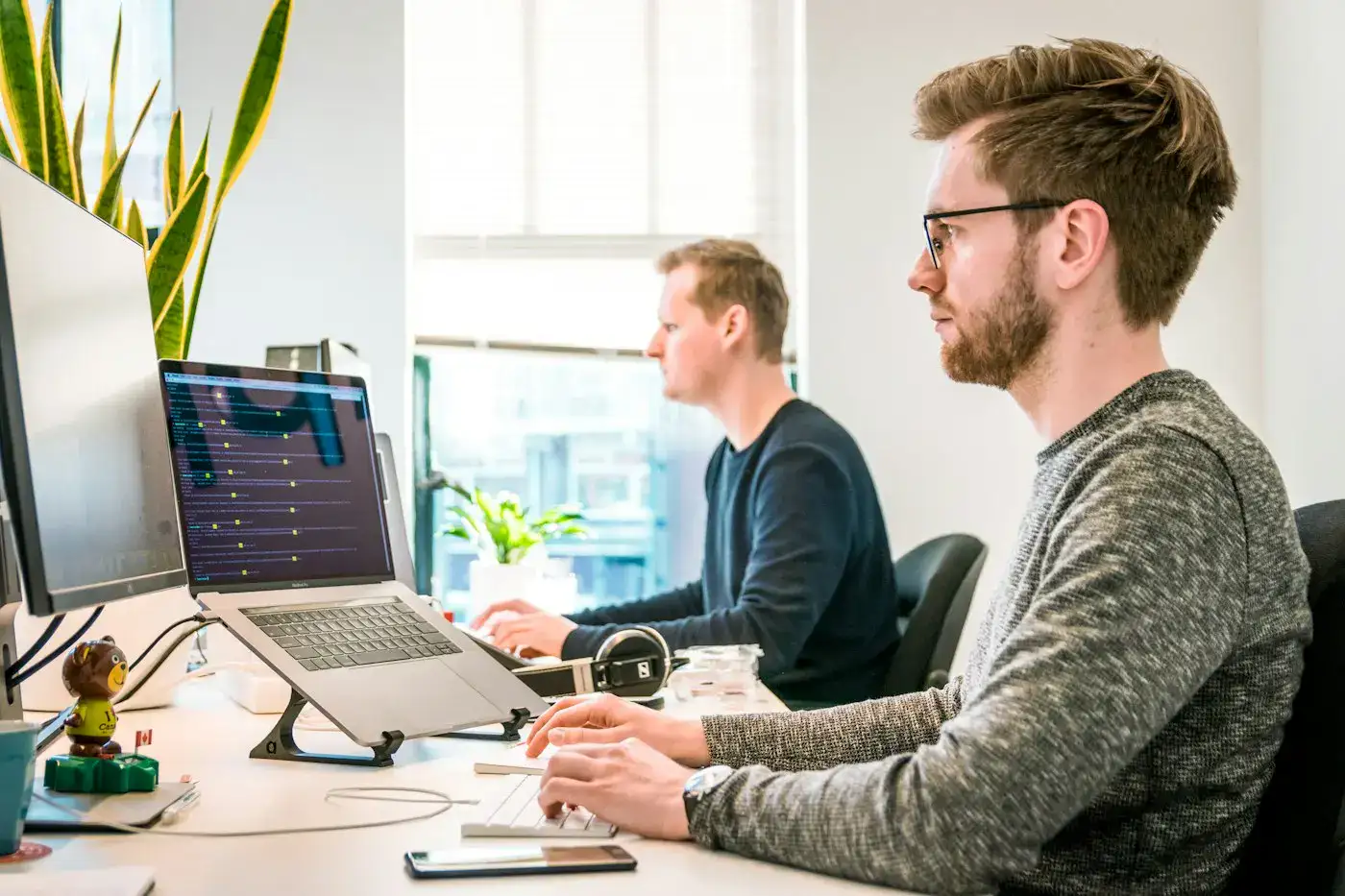 Dos programadores trabajando en el mismo puesto